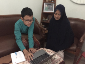 Covid-19 bagaikan 2 sisi mata uang karena berdampak buruk bagi kesehatan Bunda Khusnul kesan belajar di rumah akibat covid-19