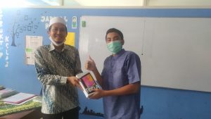 pembagian tablet untuk siswa baru di insan mandiri