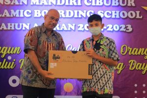 Read more about the article INSAN MANDIRI CIBUBUR SERAHKAN LAPTOP KE SISWA BARU