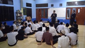 Kegiatan Public Speaking Untuk Melatih Kemampuan Berbicara Siswa 2