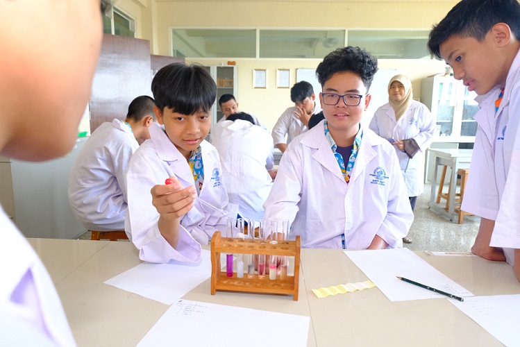 Read more about the article Praktikum Uji Asam-Basa Siswa Kelas 9 SMP IT Insan Mandiri Cibubur