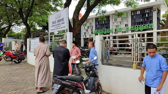 You are currently viewing Jumat Berkah Sekolah IMC Bagikan 150 Porsi Makan Siang Gratis