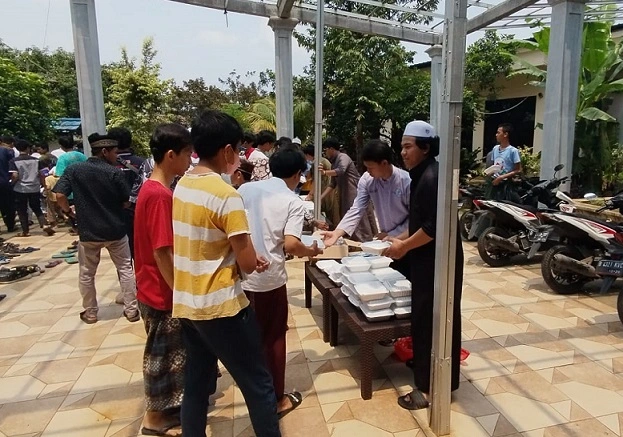 You are currently viewing Kegiatan Jum’at Berkah Oleh SMPIT-SMAIT Insan Mandiri Cibubur