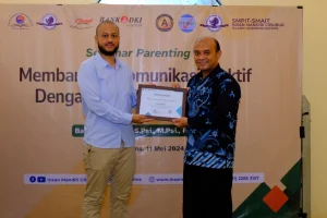 Seminar Parenting: Membangun Komunikasi Efektif dengan Generasi Z di Era Digital Pada Sabtu, 11 Mei 2024, SMPIT-SMAIT Insan Mandiri Cibubur Islamic Boarding School menjadi saksi penyelenggaraan Seminar Parenting yang bertujuan memperkuat komunikasi antara orangtua dan Generasi Z di era digital. Acara ini tidak hanya dihadiri oleh orangtua dan wali murid dari Insan Mandiri Cibubur, tetapi juga terbuka untuk masyarakat umum yang ingin memperdalam pemahaman tentang strategi komunikasi efektif dengan anak-anak masa kini. Pembukaan Seminar Parenting Bertindak sebagai MC dalam acara yaitu Izat, seorang siswa kelas 8, dan Ardavan, siswa kelas 11. Mereka menyambut para tamu dan peserta dengan ramah, menciptakan suasana yang hangat dan menyenangkan. Selanjutnya, Tim performance dari kelas 7 SMPIT Insan Mandiri Cibubur memukau para peserta seminar dengan penampilan Tari Saman yang mempesona, menambah kesan yang mendalam pada awal acara. Setelah itu, suasana menjadi hikmat ketika salah seorang siswa SMPIT-SMAIT membacakan Tasmi Al-Qur’an Surat Al-Hasyr, memberikan sentuhan spiritual yang sangat dibutuhkan dalam mendidik anak-anak. Sambutan Pimpinan dan Kegiatan Utama Bapak Mohamad Mulky Thalib, Direktur Pendidikan YPSJ, memberikan sambutannya, menegaskan pentingnya acara ini dalam mendukung para orangtua dalam memahami Generasi Z. "Kita perlu memahami bagaimana anak kita, Generasi Z, berpikir dan bersikap. Orang tua harus menjadi teladan bagi kehidupan mereka di masa yang akan datang," ungkapnya, menggarisbawahi pentingnya menumbuhkan rasa hormat dan kepercayaan di antara anggota keluarga. Sambutan selanjutnya datang dari Ibunda Zulfiki Hikmah, Ketua Jami’iyah SMPIT Insan Mandiri Cibubur, yang menyampaikan rasa haru karena bisa menjalani parenting secara offline dan berbagi pengalaman dengan sesama orang tua. Dia berharap bahwa seminar ini akan menjadi jawaban atas berbagai tantangan dalam membangun komunikasi yang kuat dengan anak-anak. Performa Siswa dan Do'a Bersama Acara selanjutnya dimeriahkan oleh penampilan Hadroh yang menawan oleh siswa SMAIT Insan Mandiri Cibubur, disambut dengan tepuk tangan meriah dari para hadirin. Doa bersama dipimpin oleh Ustaz Arif Afendi, memberikan sentuhan spiritual dan keberkahan bagi acara ini. Narasumber dan Isi Materi Narasumber utama acara, Bapak Barkah Sanyoto, S.Psi, M.Psi, seorang Psikolog, memberikan pencerahan tentang pentingnya komunikasi efektif dengan Generasi Z. Beliau menyoroti bagaimana orangtua dapat berkomunikasi dengan anak-anak mereka di era digital yang penuh dengan tantangan. "Memahami karakter Gen Z menjadi kunci penting bagi orangtua untuk berkomunikasi secara efektif," tegasnya. Beliau juga menekankan pentingnya orang tua sebagai teladan bagi anak-anak mereka, meskipun sebagai manusia biasa, tidak luput dari kesalahan. "Jangan ragu untuk meminta maaf kepada anak-anak kita jika kita melakukan kesalahan," tambahnya, memberikan inspirasi kepada para orang tua yang hadir. Harapan dalam Program Seminar Parenting Menurut Ibu Tri Wahyuni selaku PIC dalam kegiatan ini menegaskan bahwa kegiatan ini bukanlah sekadar acara satu kali, melainkan agenda rutin untuk memberikan pemahaman yang lebih dalam dalam mendidik anak-anak. "Penyamaan paradigma antara orang tua, guru, dan musyrif menjadi salah satu kunci keberhasilan dalam mendidik anak-anak," pungkasnya, mengingatkan pentingnya kolaborasi dalam mendidik generasi masa depan. Seminar Parenting ini diharapkan menjadi awal yang baik bagi para orang tua untuk lebih memahami dan berkomunikasi secara efektif dengan anak-anak mereka di era digital. Dengan dukungan penuh dari Jami'iyah SMPIT-SMAIT Insan Mandiri Cibubur dan Bank DKI Syariah, serta kontribusi aktif dari siswa-siswi sekolah, seminar ini menjadi tonggak penting dalam membentuk hubungan yang harmonis antara orang tua dan Generasi Z.